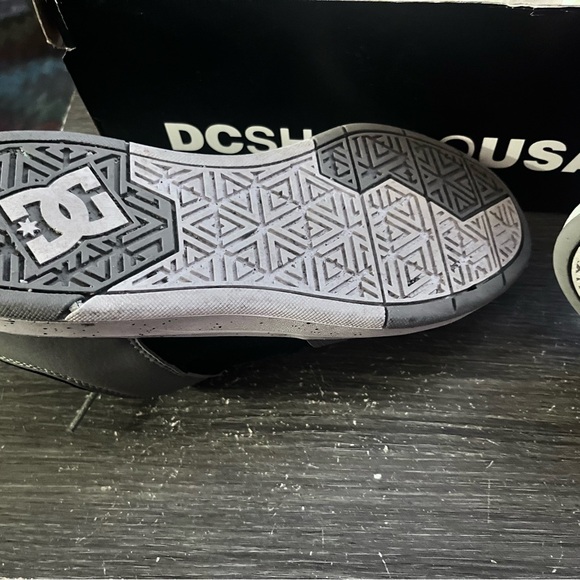 DC Boys sneakers size 4.5 - Picture 2 of 3